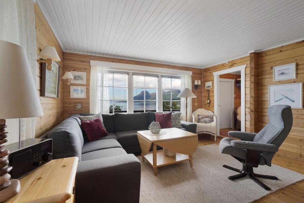 The Midnight Sun Cabin Grov Image 3