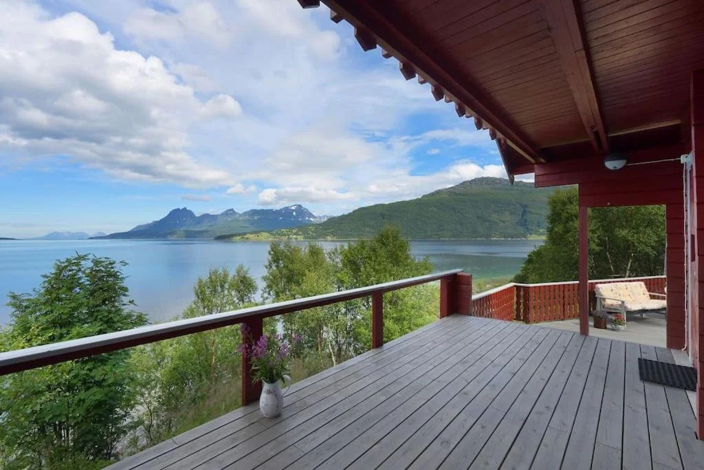 The Midnight Sun Cabin Grov