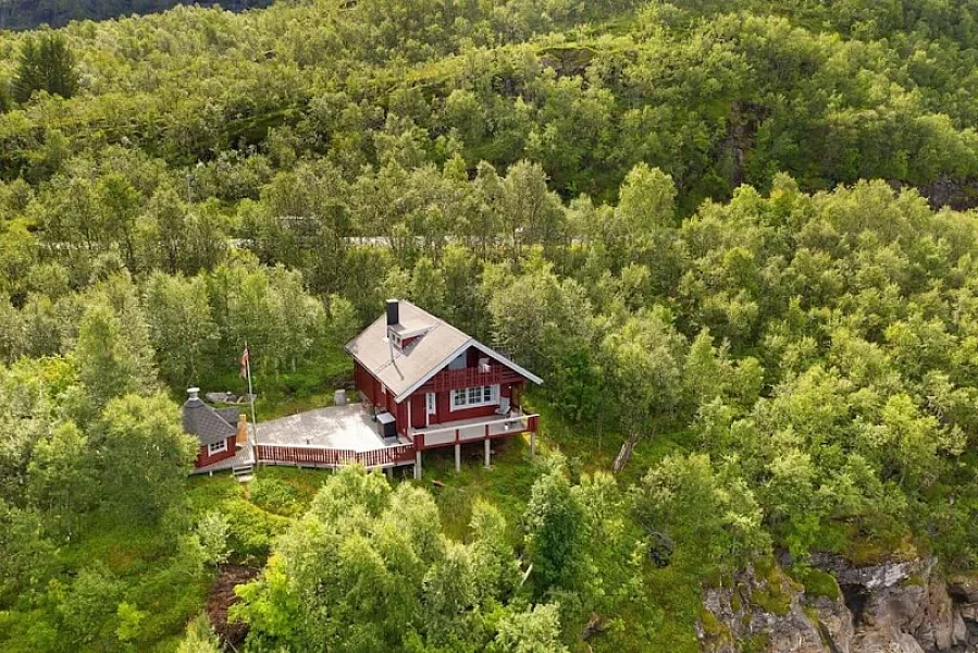 The Midnight Sun Cabin Grov